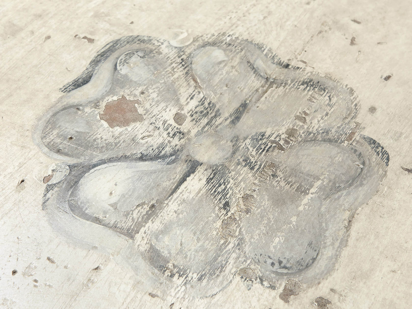 Biancca Center Scroll Bell’Arte Round Dining Table